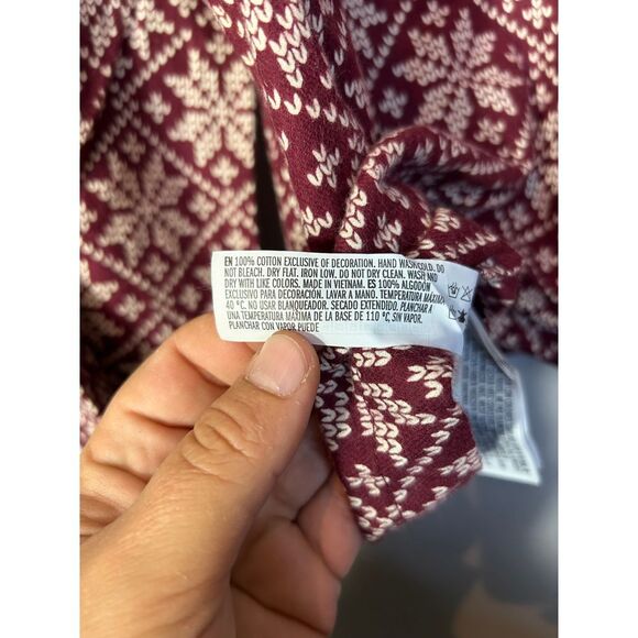 Forever 21 Burgundy Nordic Snowflake Print Button Down Pajama Top Size L - Picture 5 of 6